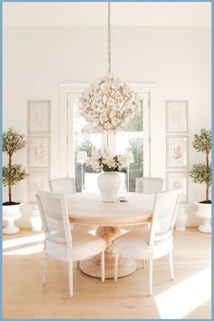 Bright dining room with a round table, white chairs, floral centerpiece, and decorative plants. Dining Room Images, Dining Table Lighting, Country Dining, White Dining Room, Farmhouse Dining Room, Small Dining, Farmhouse Dining