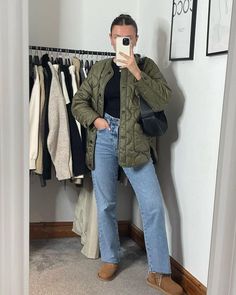 Green Shacket Outfit, How To Wear Ugg Boots, Khaki Jacket Outfit, Green Coat Outfit, Green Shacket, Green Jacket Outfit, Green Khaki Jacket, Mango Coats, Shacket Outfit