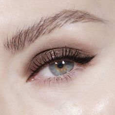 Everyday Eyeliner, Trendy Eyeshadow, Brown Eyeshadow, Makeup Hacks, Smokey Eyes, Eye Makeup Tips, Blue Makeup, Blue Eye