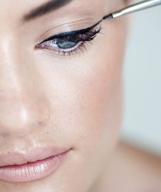 You don't have to be a professional makeup artist to apply winged eyelinerHerea makeup artist breaks down the steps. How To Do Winged Eyeliner, Eyeliner Trends, Make Up Sposa, Pale Lips, Mascara Hacks, Beauty Make-up, Make Up Brush