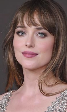 Soft Summer Makeup Tutorials, Dakota Johnson Eye Makeup, Dakota Fanning Makeup, Dakota Johnson Soft Summer, Soft Summer Eye Makeup, Soft Summer Lipstick, Dakota Johnson Makeup, True Summer Makeup, European Makeup