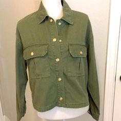 Zara Cropped Army Green Denim Jean Utility Jacket In Olive Drab W Gold Crest Snap Buttons Sz Small, Unlined, Nwt Trendy Olive Outerwear With Pockets, Trendy Utility Jacket With Button Closure, Trendy Long Sleeve Utility Jacket With Button Closure, Long Sleeve Denim Jacket With Buttoned Pockets For Fall, Olive Button-up Cotton Outerwear, Olive Cotton Button-up Outerwear, Khaki Utility Jacket With Snap Buttons For Fall, Olive Utility Jacket With Button Closure And Long Sleeves, Casual Olive Outerwear With Buttons