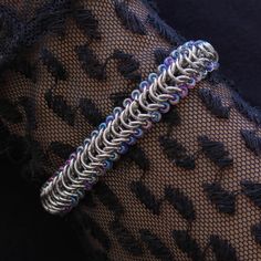 ► Un bracelet fait main en acier inoxydable 304L. ♦ Sur les photos, je porte ce bracelet avec la longueur de 16-18 cm, mon tour de poignet est de 14 cm. Toutes mes créations sont fabriquées sur commande, et envoyées sous 2 jours ouvrés. Un mot sur l'acier inoxydable: L'acier inoxydable est un matériau ayant une forte résistance à la corrosion. C'est un acier très solide, qualitatif, durable et également hypoallergénique. L'acier inoxydable que j'utilise le plus souvent dans mes créations, fermoi Box Chainmail Bracelet, Chainmail Clothing, Chainmail Jewelry, Lighter Case, Diy And Crafts Sewing, Chain Mail, Box Chain, Stainless Steel Jewelry, Chain Link Bracelet