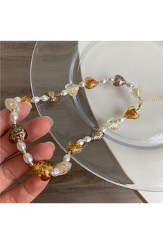 Material: Pérola Trendy Round Glass Jewelry, Gold Glass Necklace Fashion Accessory, Trendy Clear Metal Jewelry, Trendy Gold Resin Necklace, Trendy Clear Resin Jewelry, Trendy White Glass Jewelry, Trendy White Glass Necklaces, Trendy White Glass Necklace, Trendy Beaded Glass Jewelry