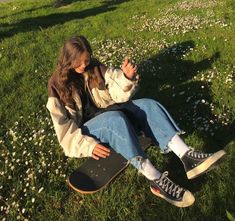 Skater Pics Aesthetic, Female Skater Aesthetic, Aesthetic Skating Pictures, Skateboarding Aesthetic Girl, Soft Skater Aesthetic, Tom Girl Aesthetic, Skater Girlfriend Aesthetic, Skatebored Aesthetic, Aesthetic Skateboard Photos