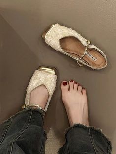 Beige Loafers, Mary Jane Shoes Flat, Flat Heel Boots, Style Français, Women's Mules, Womens Mules, Casual Heels, Heeled Loafers, Inspiration Mode