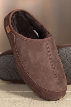 Superbly crafted in genuine sheepskin, these slippers surround your grateful feet in the cushion sheepskin and coddle you in softness and warmth. Leather Shoes For Men, Half Shoes, Slippers For Men, Sheepskin Slippers, Sheepskin Boots, Slouched Boots, Sewing Leather, Leather Slippers, Leather Shoes Men