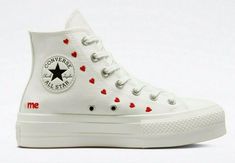 Converse Rouge, All Star Cano Alto, Heart Converse, Heart Platforms, Embroidered Hearts, Chuck Taylor All Star Lift, Dr Shoes, Heart Shoes, New Converse