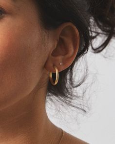 Elegant, modern hoops. The perfect size to take you from day to night. Hoop Stack, Second Ear Piercing, Double Ear Piercings, Double Earrings, Double Piercing, Right Or Wrong, Jewelry Inspo, Pretty Jewellery, Ear Jewelry