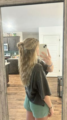 Cute Hairstyles With Curled Hair Half Up, Half Up Half Down School Hair, Simple Crimped Hairstyles, Simple Wet Hairstyles, Easy Crimped Hairstyles, Hair Styles With Crimped Hair, Hair Styles Crimped, Half Up Half Down Hair Crimped, Cute Hairstyles For Crimped Hair