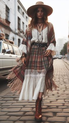 Boho Street Style Clothing. Bohemian Urban Fashion Authentic Style Outfits, Rich Hippie Aesthetic, Boho Street Style, Look Boho Chic, Ethno Style, Folk Rock, Cozy Dress