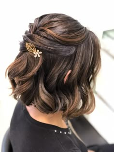 Os cabelos curtos tem potencial para penteados lindos! Hoco Hair Ideas Updo Hairstyle, Hoco Hairstyles, Hair Hoco, Hairdos For Short Hair, Braided Hairstyles Updo, Bridesmaid Hairstyles