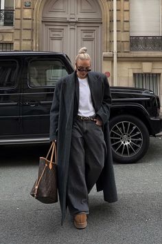 Inspo by @melissa_thiebaut on Instagram Comfy Jeans Outfit, Slippers Outfit, Uggs Outfit, Looks Street Style, Fall Winter 2024, Fashion Street Style, Looks Chic, Outfits Winter, Stylish Fashion