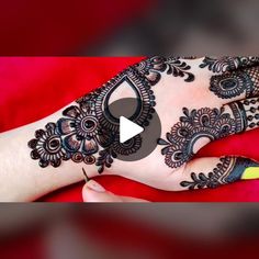 a woman's hand with henna on it and the words, how to do mehn