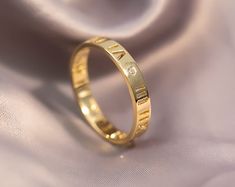 Персонализированное мини-штабелируемое кольцо из цельного - Etsy Anniversary Couple Rings In 14k Gold, Timeless Stackable Engraved Ring For Anniversary, Luxury Engraved 14k Gold Promise Ring, Luxury Gold Couple Rings For Anniversary, Luxury Stackable Engraved Wedding Ring, Elegant Engraved 14k Gold Couple Rings, Luxury 14k Gold Stackable Engraved Ring, Luxury Gold Stackable Rings Stamped 14k, Luxury 14k Stamped Gold Stackable Rings