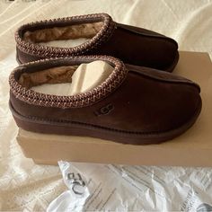 Tasman Uggs Colors, Fall Shoes Aesthetic, Brown Ugg Slippers, House Shoes Women's, Uggs Slippers, Brown Slippers, Tasman Slippers