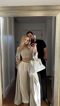 Outfits Aesthetic Pareja, Outfit For Restaurant, Outfit Restaurant, 90k Followers, Elegant Outfit Classy, Classy Couple, Looks Party, About Pregnancy