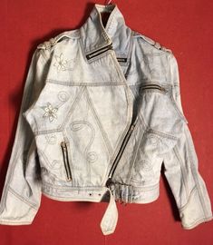 Denim jacket  80s vintage  ✂ - - - MEASUREMENTS: Approx. Size: S-M  US8      UK10   EUR38   ITA44FRA40 B R A N D : C&A L E N G T H :50cm S L E E V E :53cm WIDTH waist/hips: 42cm (flat) F A B R I C : cotton COLOR: light blue, cold light blue, washed In good condition. Vintage Denim Jacket For Streetwear In Spring, Vintage Denim Jacket For Streetwear And Spring, Vintage Denim Jacket For Spring Streetwear, Vintage Denim Jacket For Spring, Vintage Spring Denim Jacket, Vintage Long Sleeve Denim Jacket For Spring, 90s Style Light Wash Spring Outerwear, 90s Light Wash Outerwear For Spring, Vintage Embroidered Denim Jacket For Spring