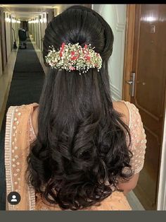 Hairstyles For Long Hair Engagement Indian, Bridal Veni Hairstyle, Engagement Hairstyles Half Up Half Down, Jewellery For Reception Saree, Engagement Saree Hairstyles, Marriage Reception Hairstyles, Hair Style For Marriage Saree, Semi Tied Hairstyle, Free Hair Hairstyles For Saree Reception