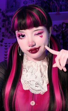 Dracula Laura Monster High Costume, Draculaura Costume Makeup, Anime Costume Ideas Women, Halloween Costumes For Pink Hair, Draculaura And Clawd Wolf Costume, Draculaura Makeup Inspiration, Monster High Draculaura Makeup, Clawdeen And Draculaura Costume, Draculaura Makeup Look