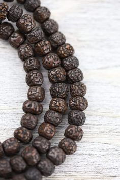 El collar 108 Rudraksha mala oscuro de estilo vintage y la pulsera a juego están ensartados a mano en Katmandú, Nepal.




 Las cuentas se lijan en un vaso para mayor comodidad antes de teñirlas y engrasarlas de forma natural para lograr su hermoso color oscuro y apariencia envejecida.

 Las cuentas de semillas naturales y sostenibles tienen una textura y un atractivo visual increíbles.







 Las cuentas de Rudraksha son conocidas por sus propiedades curativas y poderes protectores. Se c Rudraksha Jewelry, Symbol Wallpaper, Om Symbol Wallpaper, Tibetan Mala, Rudraksha Mala, Rudraksha Beads, Wrist Mala, Large Bracelet, Om Symbol