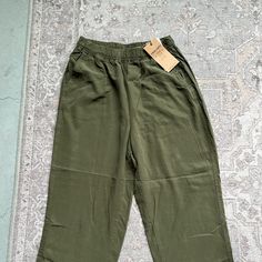 Never Worn! Light Weight And Perfect For The Summer. Casual Rayon Pants For Day Out, Casual Stretch Wide Leg Capris, Casual Rayon Bottoms For Fall, Green Casual Rayon Bottoms, Casual Green Rayon Bottoms, Green Rayon Bottoms For Day Out, Stretch Rayon Straight Leg Pants, Green Rayon Casual Bottoms, Casual Rayon Pants