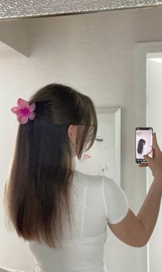 Flower Claw Clip Aesthetic, Hair With Flower Clips, Flower Hair Clips Hairstyle, Hair Barrettes Hairstyles, Clean Hairstyles, Hair Clips Aesthetic, Clips Hairstyles