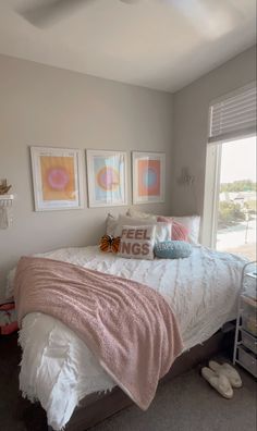 Room Ideas Aesthetic Aura, Preppy Bedroom Ideas Beach, Aura Room Ideas, Pretty Dorm Room Aesthetic, Aura Dorm Room, Beachy Dorm Room Aesthetic, Aesthetic Summer Room Ideas, Pink Beach Bedroom Ideas, Calm Dorm Room Ideas