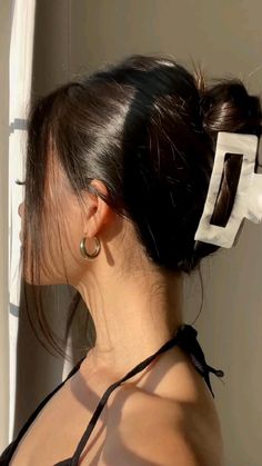 How to French Twist with claw clip
Claw clip twist hairstyles tutorial
Claw clip twist bun
Claw clip twist hack
Claw clip mini twist
Mini twist claw clip How To Bun, French Roll Hairstyle, Classy Hairstyles, Easy Bun Hairstyles, Bun Tutorial, Open Hairstyles, Trendy Hairstyle, Clip Hairstyles, Bun Hairstyle