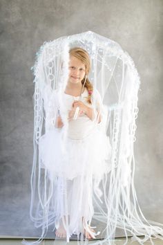 DIY Halloween Costume: Jellyfish Diy Kids Halloween Costumes, Vampire Costume Diy, Pirate Costume Diy, Blonde Halloween Costumes, Kids Halloween Costumes, Jellyfish Costume, Clever Halloween, Bff Halloween Costumes