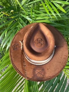 ◦ ँ ◦ FONTE TULUM◦ ँ ◦  Our Fonte Tulum hats have a classic full length brim of 9 cm, wich perfectly shades the face from the summer sun. Each piece is unique due its artisanal elaboration. The magical hands of the artisans unite with the current vision of our designs. From Tulum to the world. Sizes: M: Circumference is 56-58cm and fits most head sizes. L: Circumference is 60-62cm. Both sizes include an adjustable string inside for a secure fit. Artisan Fedora Panama Hat For Kentucky Derby, Artisan Straw Hat For Kentucky Derby With Flat Brim, Artisan Flat Brim Straw Hat For Kentucky Derby, Artisan Panama Hat With Curved Brim For Kentucky Derby, Handmade Brown Panama Hat With Curved Brim, Brown Flat Crown Felt Hat For Summer, Brown Felt Hat With Flat Crown For Summer, Artisan Brown Straw Hat With Short Brim, Brown Artisan Straw Hat With Short Brim