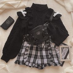 Dark Girly Outfits, Grunge Alt Aesthetic, Jirai Kei Outfits, Chinese Fashion Style, Girly Kei, Aesthetic Black And White, Larme Kei, Alt Aesthetic, Black And White Outfit