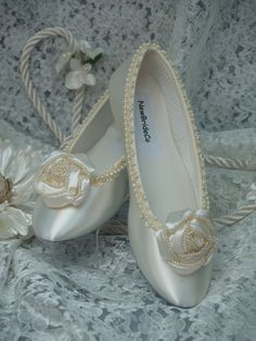 READY TO SHIP SHOES USA SIZE: 6, AS SHOWN IN PICTURE. READY TO SHIP SHOES USA SIZE: 8, AS SHOWN IN PICTURE. *If you need a different color or size please see below. COLOR: IVORY Description: Fancy Flower 1.5'' X 1.5'' pearl edging, unique pearls edging trim on shoe. Gorgeous Ivory Satin Flower Rosette with Pearls along the edges. So exquisite and unique. Perfect for after a long day of heels. These flats are satin, with man-made insoles, and sueded leather outer soles. (Please Note: These are NO Elegant Slip-on Ballet Flats For Wedding, Elegant Cream Ballet Flats With Round Toe, Ivory High Heels, Ivory Flats, Lace Garter Set, Pearl Bracelet Wedding, Great Gatsby Fashion, Ivory Shoes, Ballet Style