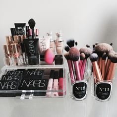 Pinterest: Nuggwifee☽ ☼☾ Penyimpanan Makeup, Make Up Gold, Collection Storage, Makeup Sephora, 2019 Makeup, Beauty Make-up, Kesha, Makeup Pictures, Olivia Palermo