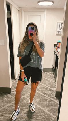 Vans Outfit Summer Shorts, Levis Mid Thigh Shorts Outfit, Vans With Shorts Outfit, Boho Vans Outfit, Kim Wolfe Style, Teacher Outfits Platform Converse, Black Romper Outfit Casual Street Styles, Vans Outfit Street Style, Platfrom Vans