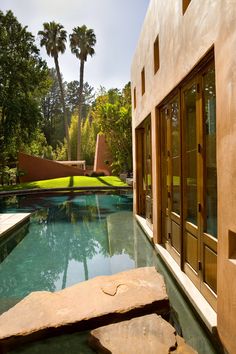 Modern home architecture, pool & outdoor landscaping design in Brentwood California. Villa Architecture, Quick Wedding, Casas Coloniales, Casa Exterior, Dream Pools, October Wedding, Wedding Idea