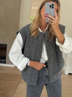 Grey Vest Outfit, Sleeveless Cardigan Outfit, Short Cardigan Outfit, Mood Clothes, Cardigan Outfit, Mum Fashion, Skandinavian Fashion, Iranian Women Fashion