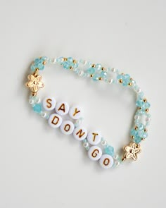 🌟 Bracelet “Say Don’t Go” - Inspiré de l’Album “1989 (Taylor’s Version)” 🌟 Découvrez notre bracelet exclusif “Say Don’t Go”, inspiré de l’album “1989 (Taylor’s Version)” de Taylor Swift. Ce magnifique bracelet élastique est orné de perles brillantes bleu pastel et d’une perle fleur dorée, capturant 1989 Bracelet Taylor Swift, 1989 Taylor Swift Bracelet, 1989 Bracelet, Friendship Letter, Eras Tour 1989, Bracelet Taylor Swift, Bracelet Inspo, Bracelets Ideas, Friendship Bracelets Designs