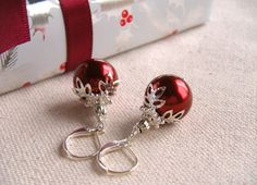 Christmas Ornament Earrings. Nice detail on the bead caps. Christmas Jewelry Diy, Ornament Earrings, Red Christmas Ornaments, Christmas Necklace, Holiday Earrings, Ball Earrings, Earrings Christmas, Holiday Earring, Christmas Ball