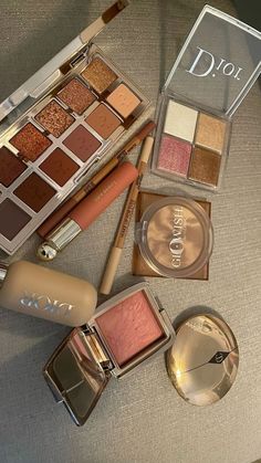 Beauty Products Aesthetic, Makeup Things, Products Aesthetic, Desk Organisation, 2024 Moodboard, Dream Makeup, Glamour Makeup