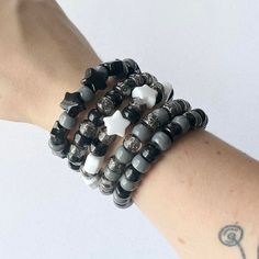 Alt Bracelets Aesthetic, Grunge Kandi, Emo Bead Bracelets, Bracelet Grunge, Beaded Bracelets Black, Bracelets Grunge, Ideas For Beaded Bracelets, Alt Bracelets, Bracelet Making Ideas Beaded