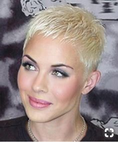 Buzzcut ladies Super Short Haircuts, Very Short Haircuts, Really Short Hair, Short Grey Hair, Super Short Hair, Makijaż Smokey Eye, Hair Cuts For Women, Edgy Short Hair