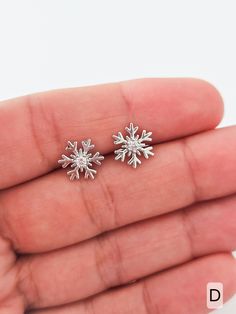 Snowflake Earring 925 Round Earrings For Christmas Anniversary, Nickel-free Round Christmas Earrings, Handmade Snowflake Earrings As Gift, Silver Round Christmas Earrings, Silver Snowflake Earrings For Gift, Silver Round Earrings For Christmas, Snowflake Earrings For Winter Gift, Winter Snowflake Earrings For Gifts, Silver Snowflake Earrings