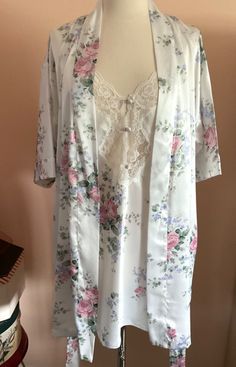 'INNERMOST' 2 PC POLY SHORT GOWN PEIGNOIR SZ XS MADE FOR SEARS FLORAL ON IVORY Spring Wedding Night Sleepwear With Open Front, Spring Floral Print Fitted Robe, Fitted Floral Print Spring Robe, Fitted Floral Print Robe For Spring, Feminine Spring Robe For Wedding Night, Feminine Spring Wedding Night Robe, Feminine Spring Chemise For Sleepover, Fitted Robe For Wedding Night In Spring, Spring Wedding Night Open Front Robe