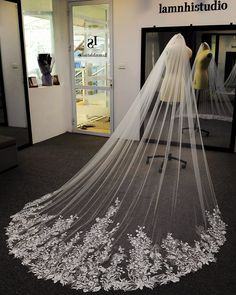 a wedding veil on display in front of a mannequin