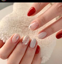 Cute Christmas And New Years Nails, Short Nails Ideas New Year, Cute Short Christmas Nails Simple, Natural Makeup Look Wedding, Clean Christmas Nails, Nail Art Christmas Simple, Christmas Natural Nails, Short Nails Ideas Winter, Winter Simple Nails