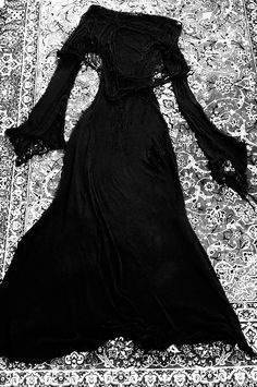 Goth Dresses Aesthetic, Dark Feminine Accessories, Elegant Vampire Outfit, Black Vintage Outfits, Goth Elegant Outfit, Dark Dress Aesthetic, Elegant Goth Dress, Gothic Dress Aesthetic, Blue Goth Outfits