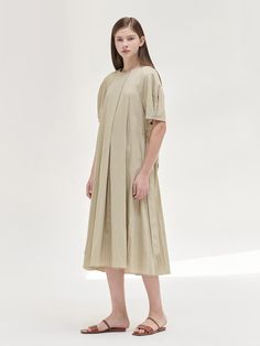 This is a trendy and feminine dress by NILBY P that is made out of high quality and sturdy material. With distinctive mood of the design and comfortable wear, you can style it for your casual daily outfit.- Light weight without lining- Adjustable strap on the waist- Feminine and modern mood Feminine Dress, Daily Outfits, High Quality, How To Wear, Design