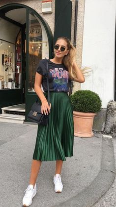 Pleated Skirt And Sneakers, Rok Midi, Green Pleated Skirt, Rok Outfit, Pleated Skirt Outfit, Chique Outfit, Skirt Diy, Long Skirt Outfits, Sneakers Fashion Outfits