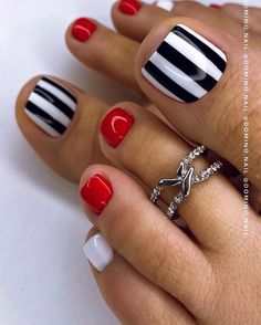 Fun Pedicure Ideas, Halloween Toenails, Halloween Pedicure Ideas, Fall Toe Nail Designs, Fall Toe Nails, Toenail Art Designs, Nail Halloween, Halloween Nail Art Ideas, Nails Toes